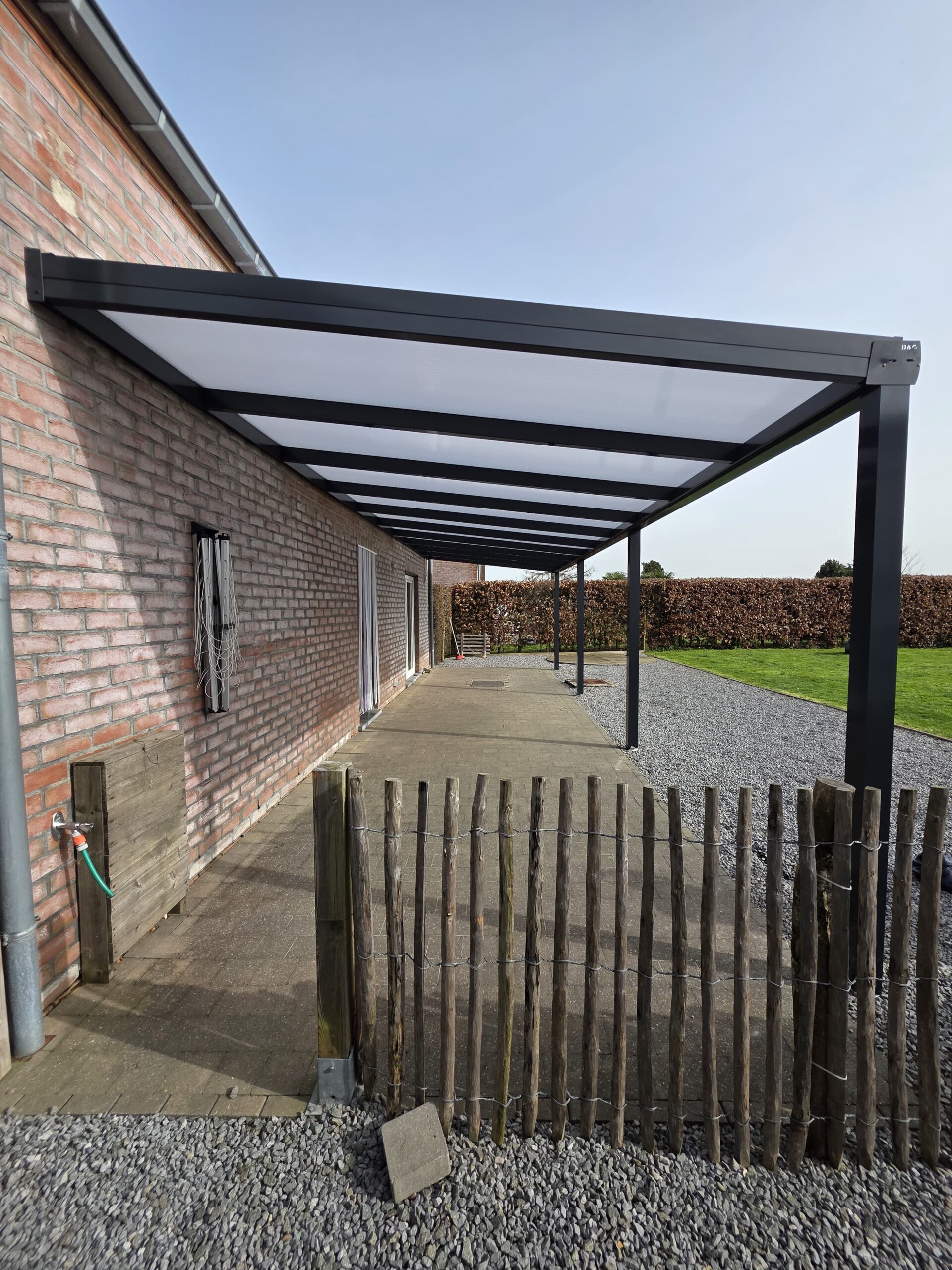 Aluminium terrasoverkapping aan achtergevel bakstenen woning – D&C Terrasoverkappingen