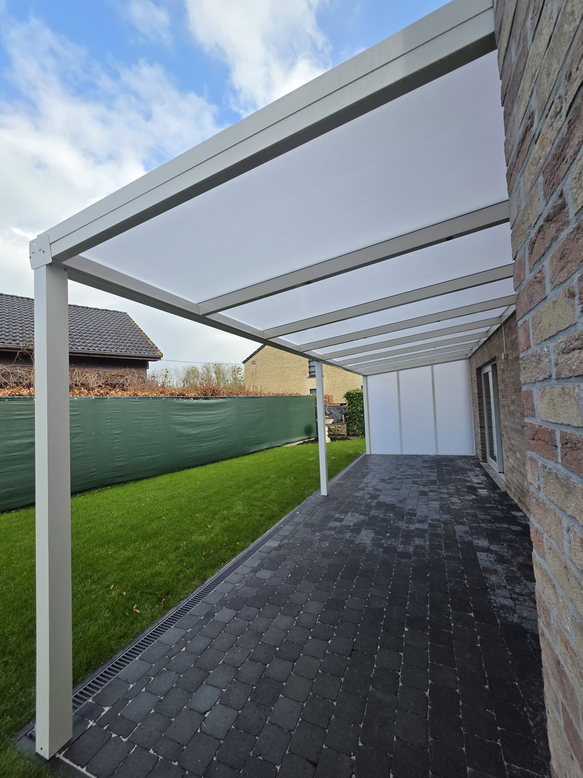 Witte aluminium terrasoverkapping aan woning – D&C Terrasoverkappingen