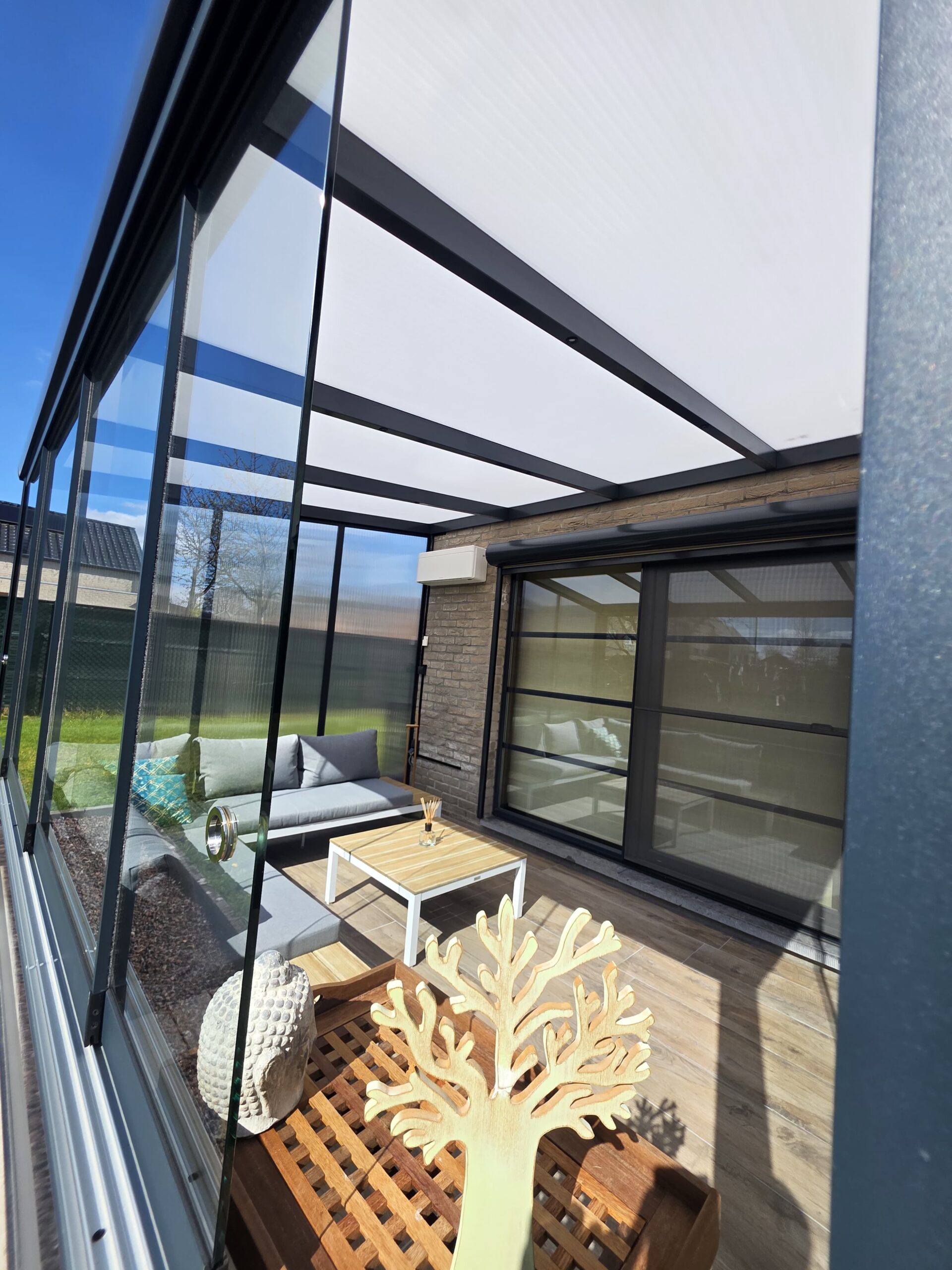 Aluminium aanbouw overkapping met glasdak en glazen zijwanden op veranda – D&C Terrasoverkappingen