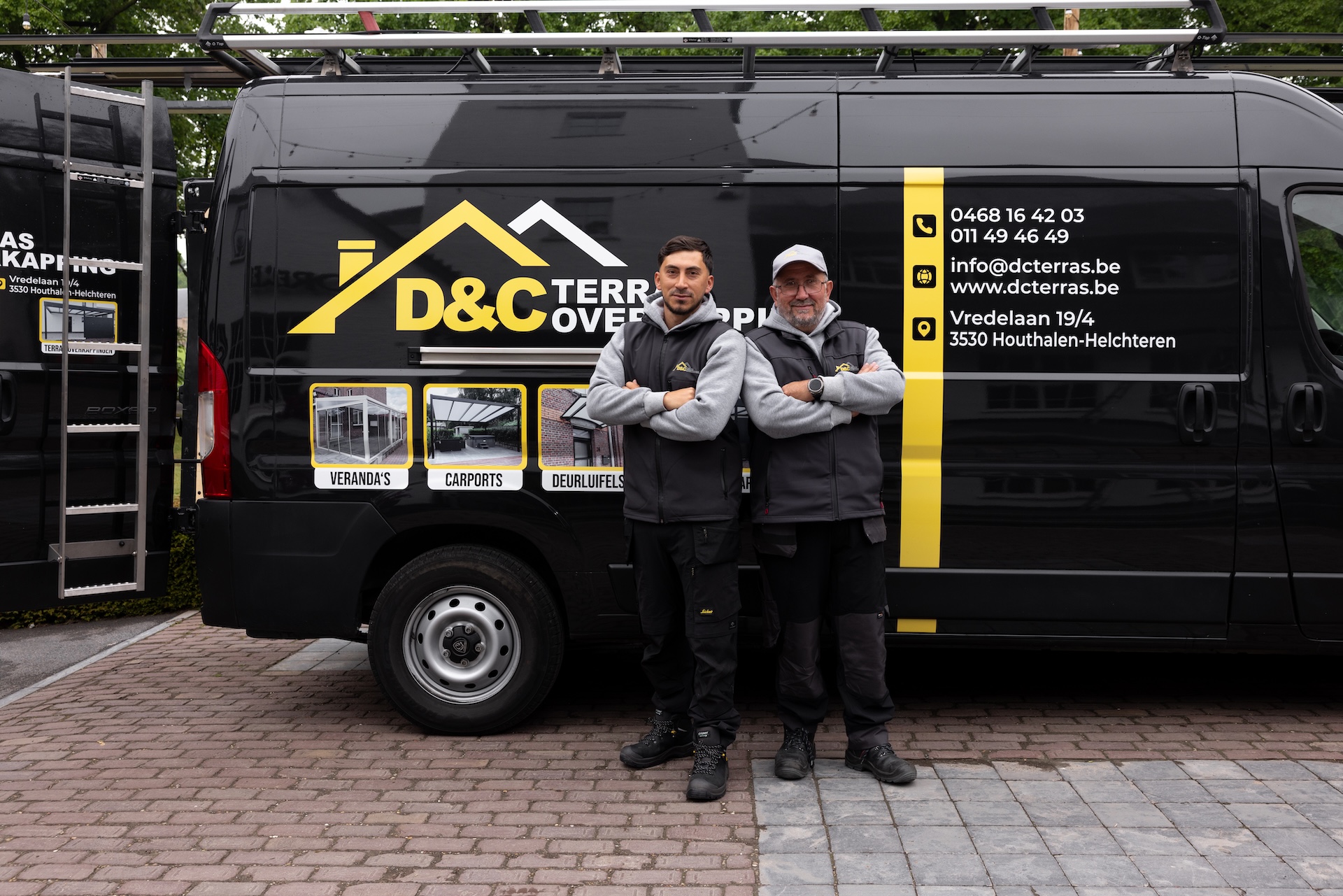 Montageteam van D&C plaatst een aluminium terrasoverkapping op maat bij een woning